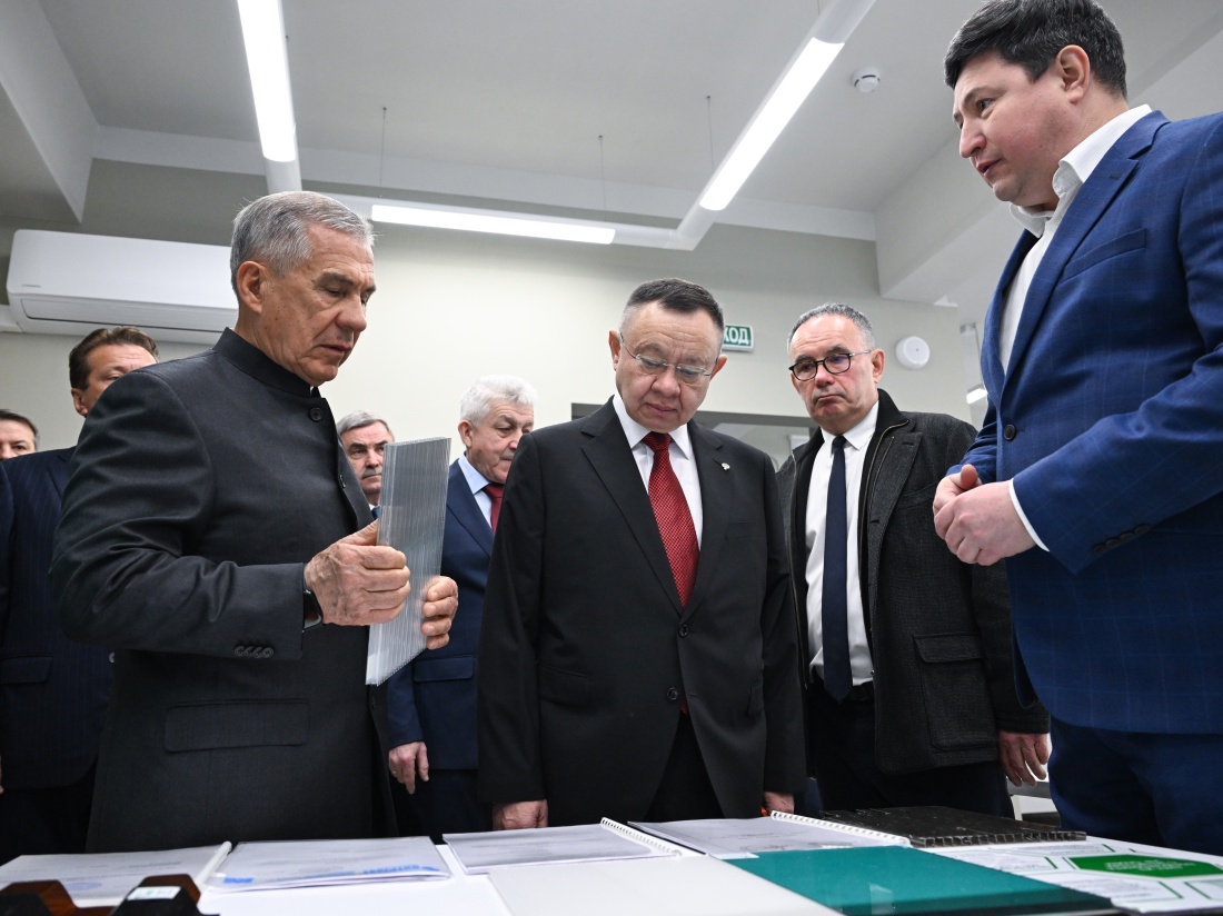 «СафПласт» представил Рустаму Минниханову эксклюзивные образцы замковых панелей Novattro Prof