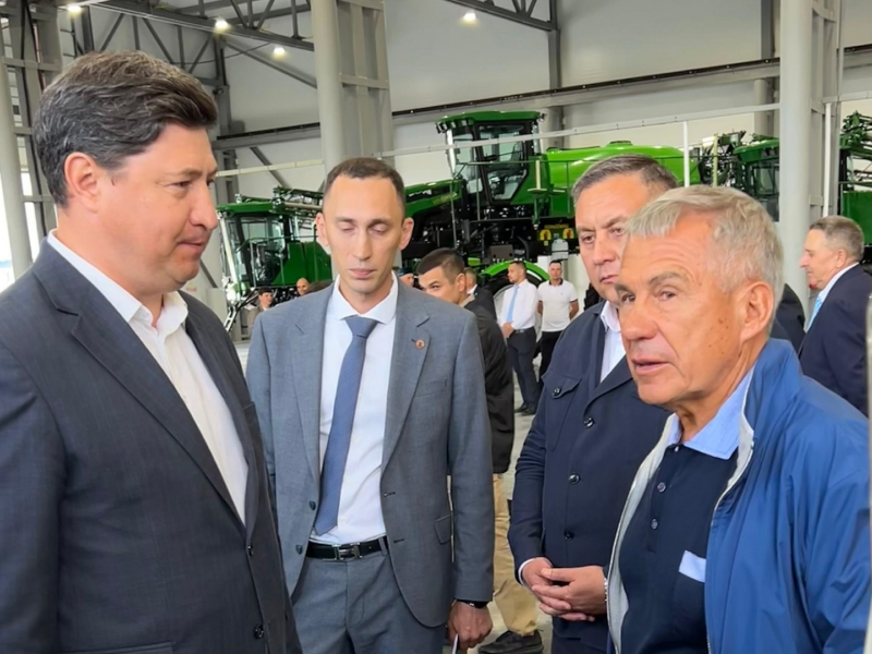  Раис Татарстана оценил продукцию SafPlast на выставке в Высокогорском районе