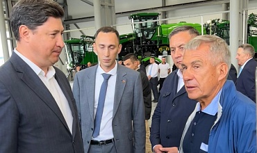  Раис Татарстана оценил продукцию SafPlast на выставке в Высокогорском районе